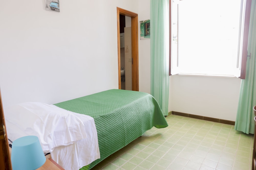 ROOM, SINGLE