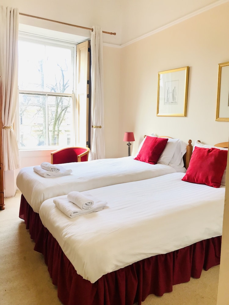 ROOM, TWIN BEDS