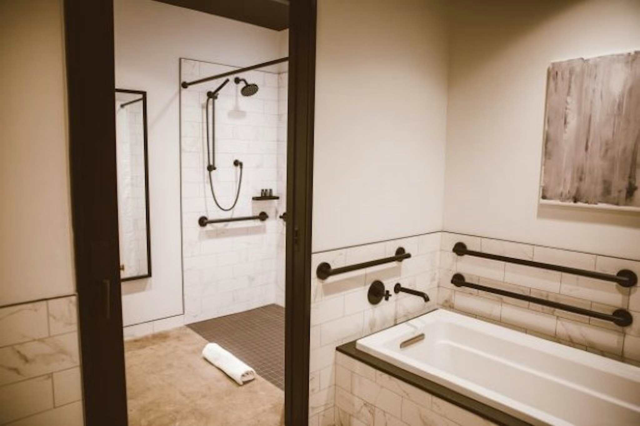 Atrium, 2 Queen Beds, Accessible، Crossroads Hotel 3/3