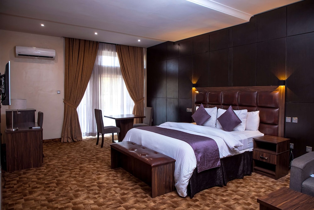 Suite, King Bed, Living Area, Balcony