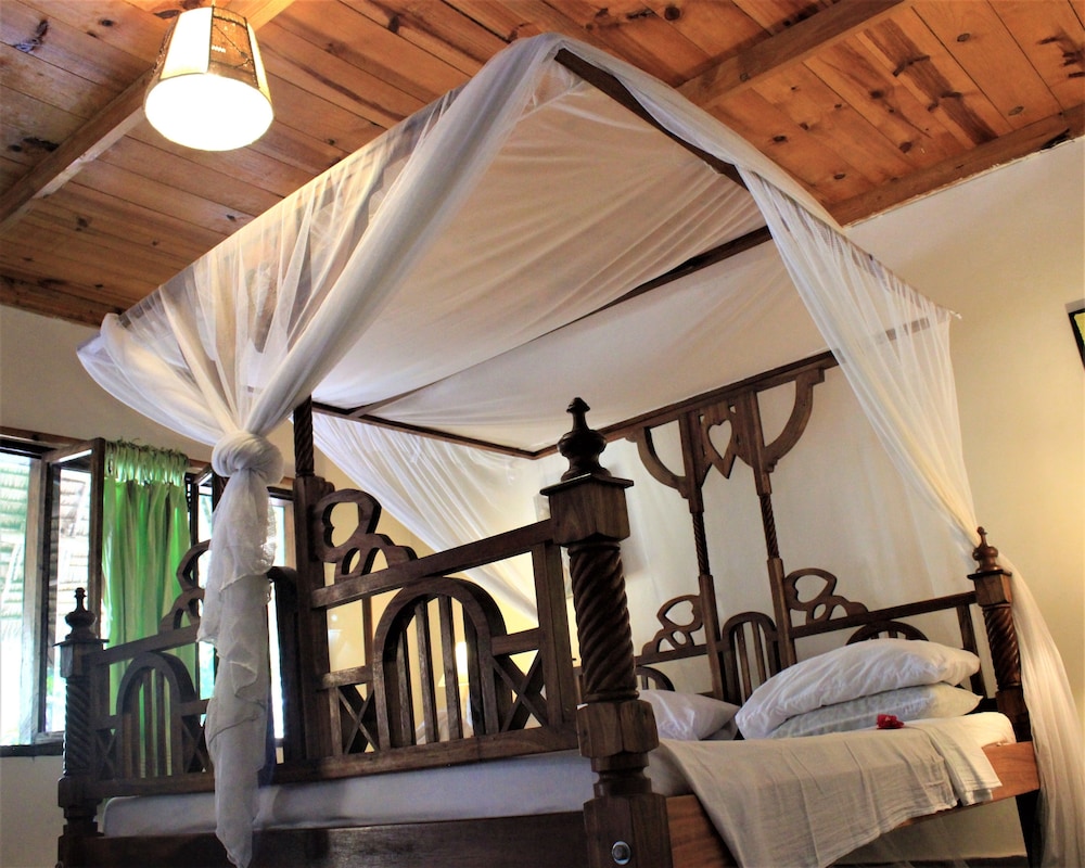 Mvuvi Lodge 25/50