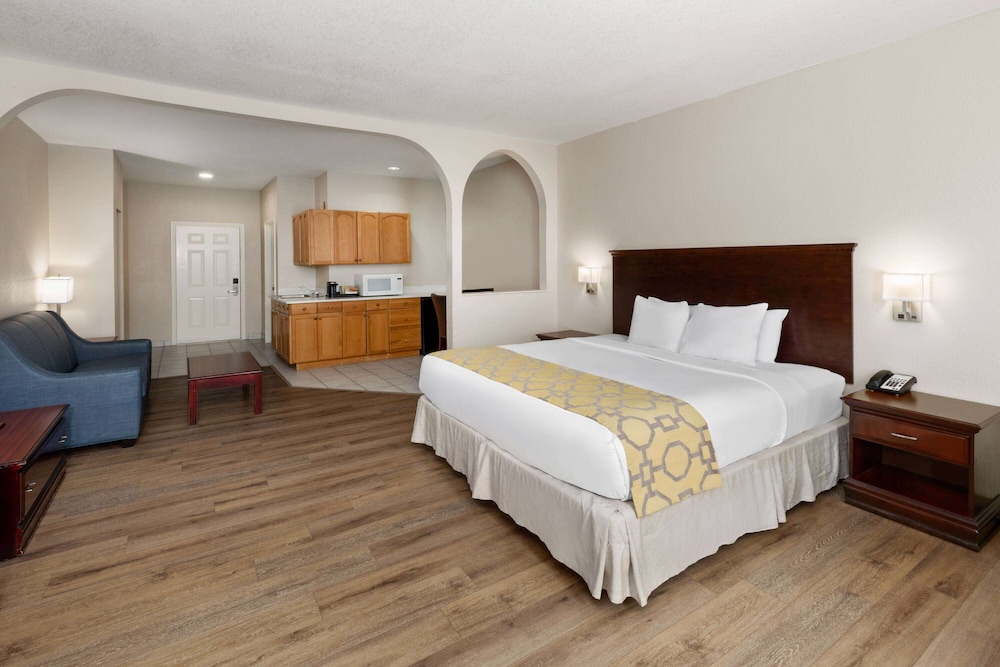 SUITE, KING BED