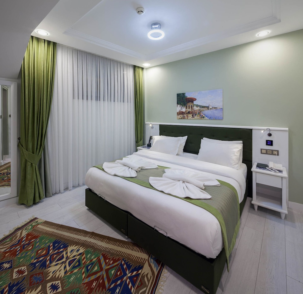 ECONOMY, DOUBLE OR TWIN BED