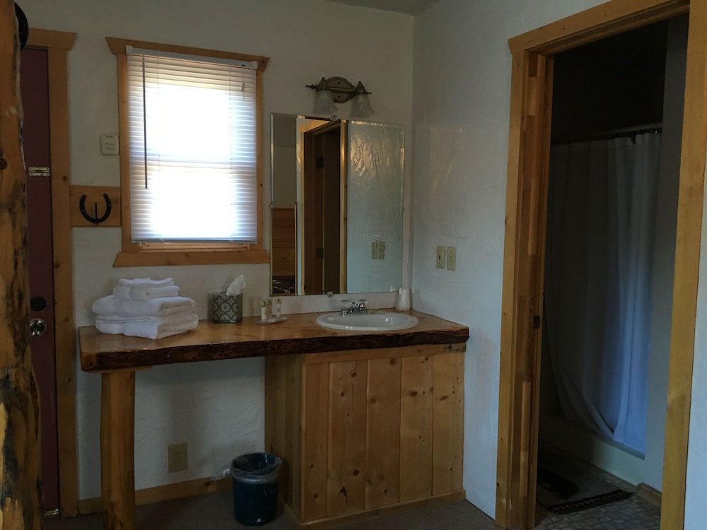 Chinook Winds Motel 34/76
