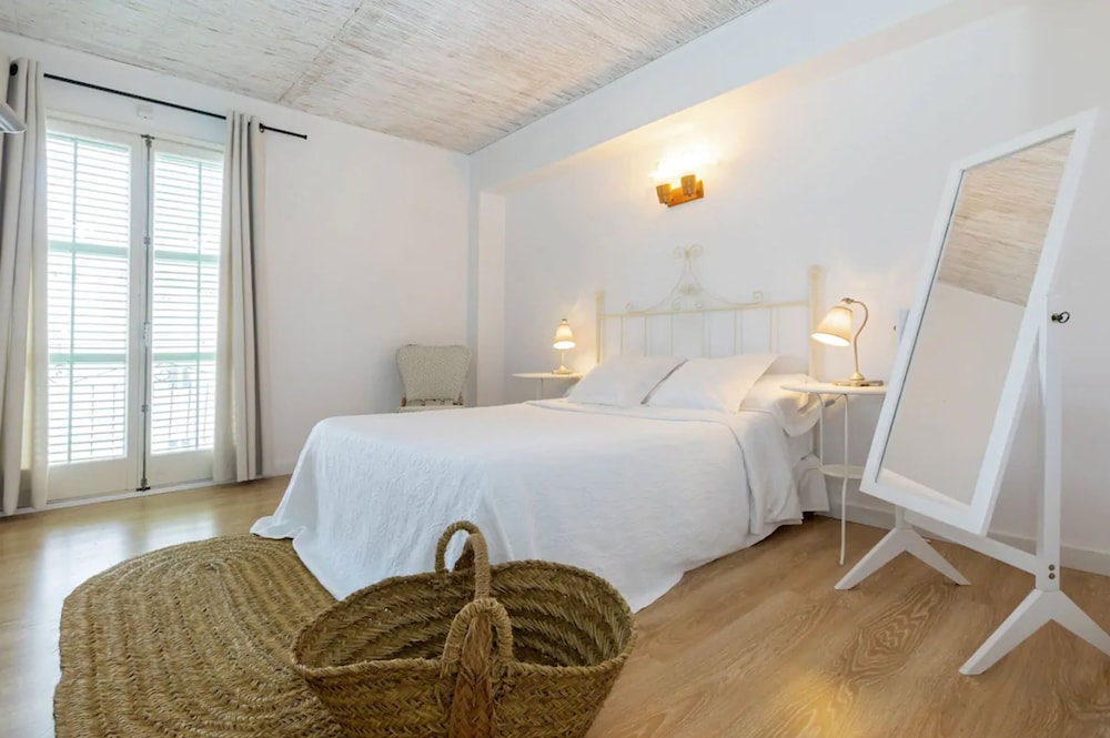 ROOM, QUEEN BED
