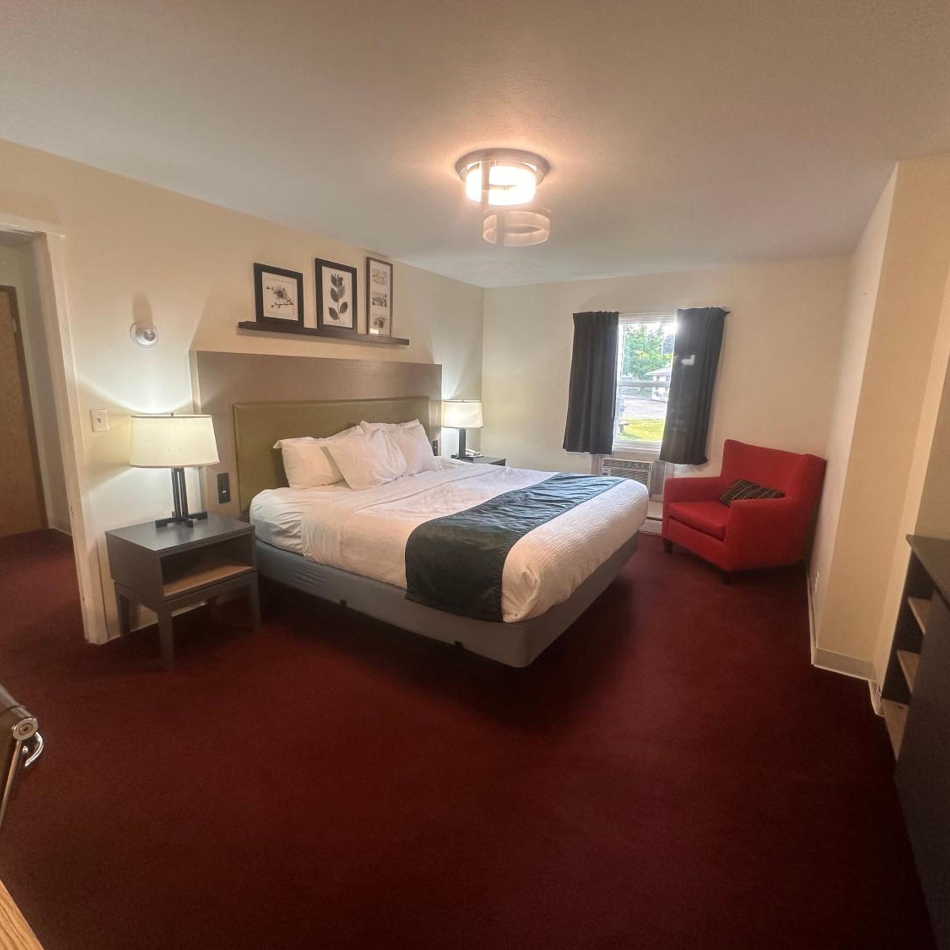 غرفة بسرير كينج