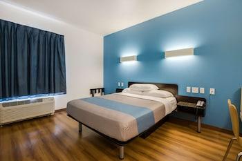 1 Queen Bed - Non-Smoking, Mini Fridge