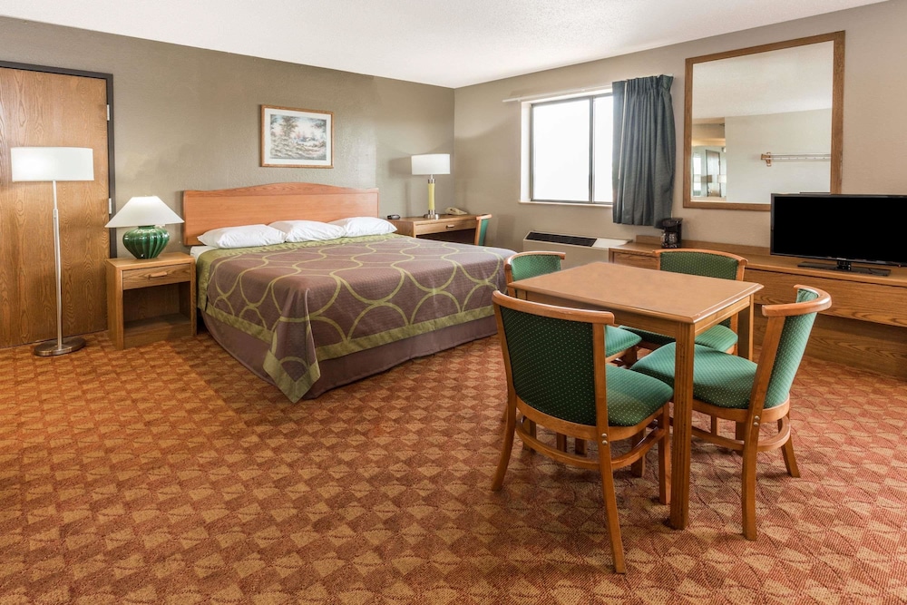 Super 8 By Wyndham St. Charles 11/16