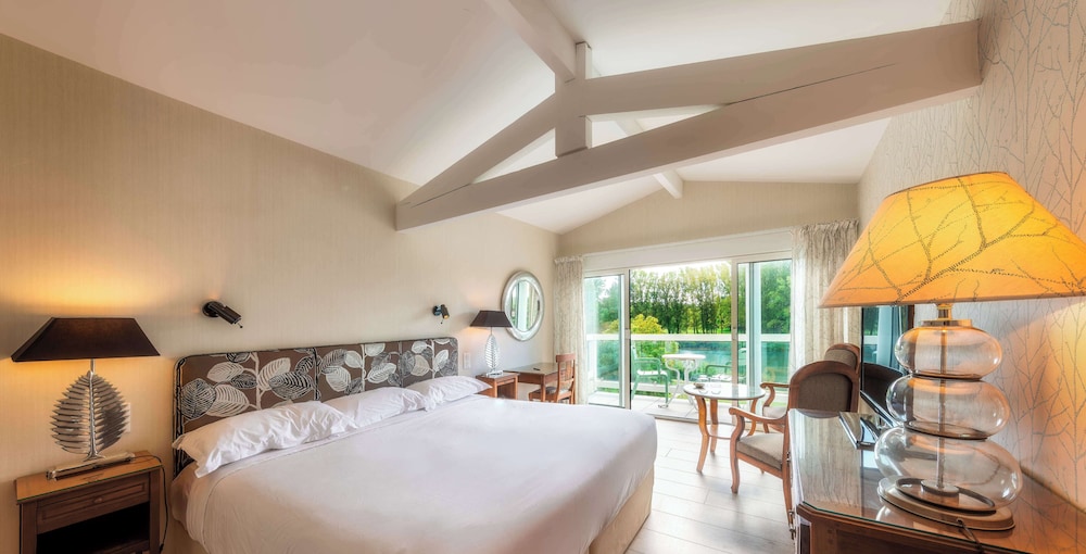 Relais and Chateaux Hotel La Reserve 4/37