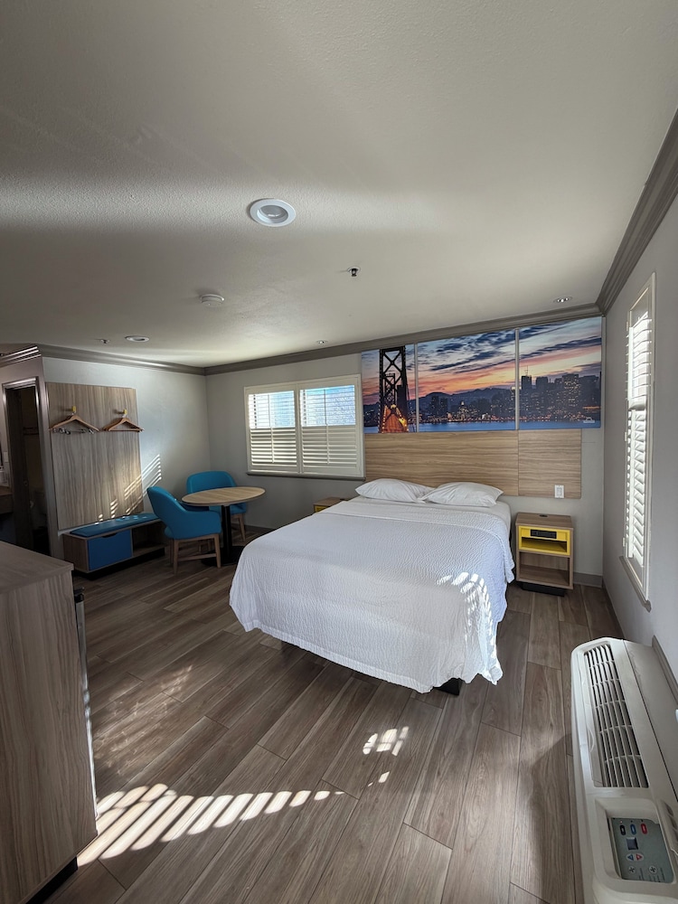 Business, Queen Bed