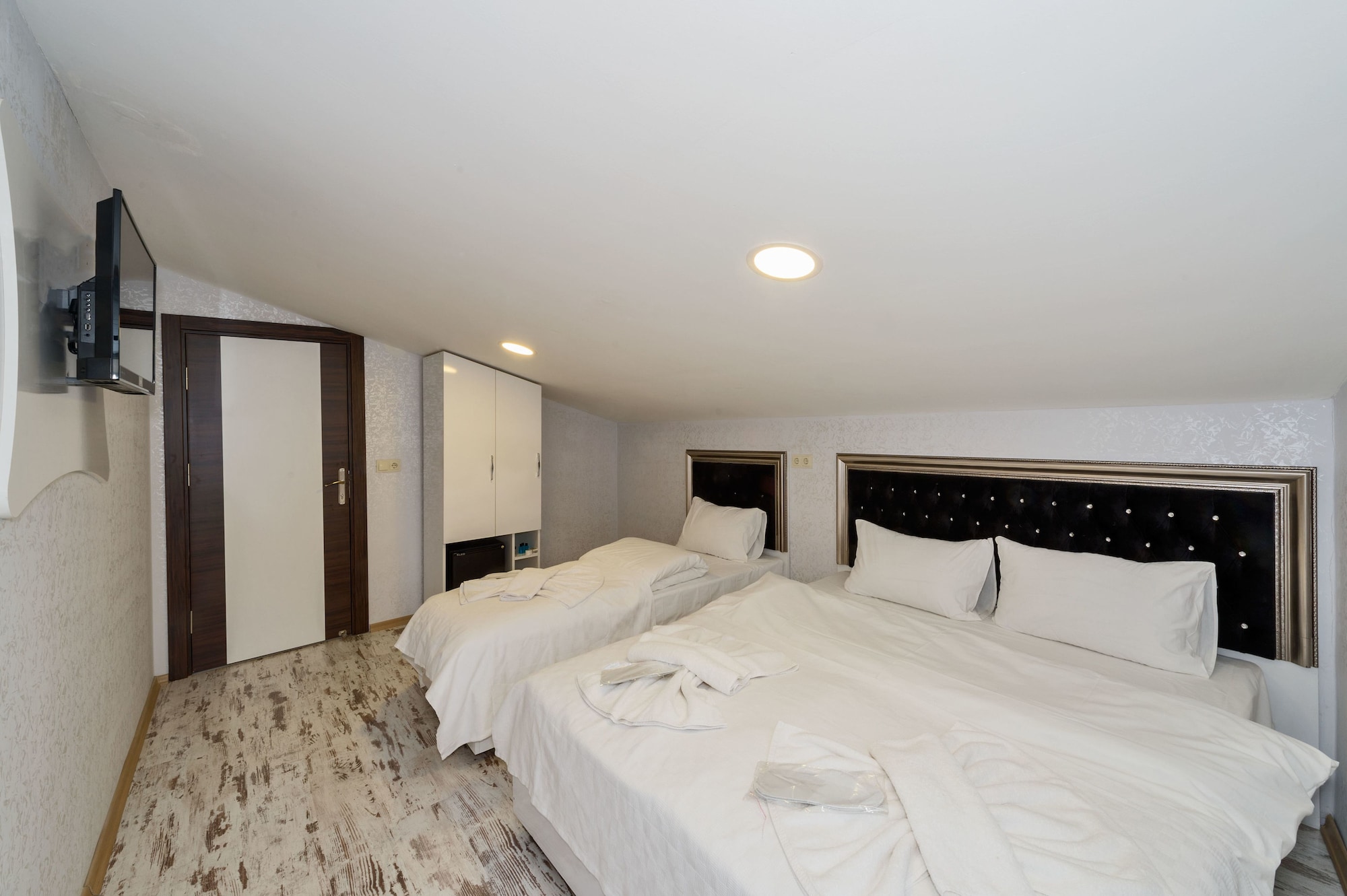 1 BEDROOM, DELUXE, DOUBLE OR TWIN BED