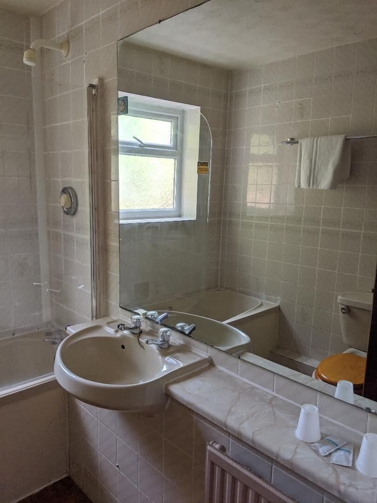 Balmoral Lodge Hotel 28/42
