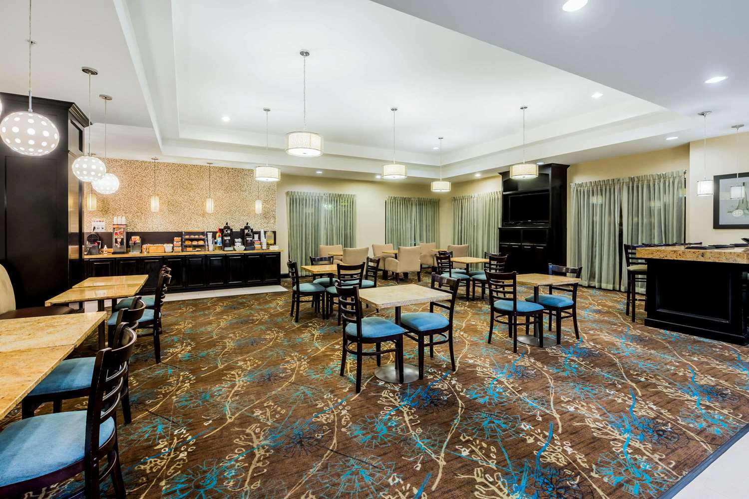 La Quinta Inn & Suites by Wyndham Marshall 24/27