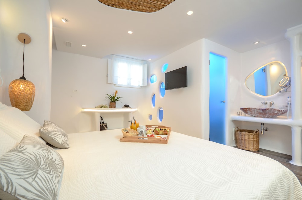 Sunken, Suite, King Bed, 2 Sofa