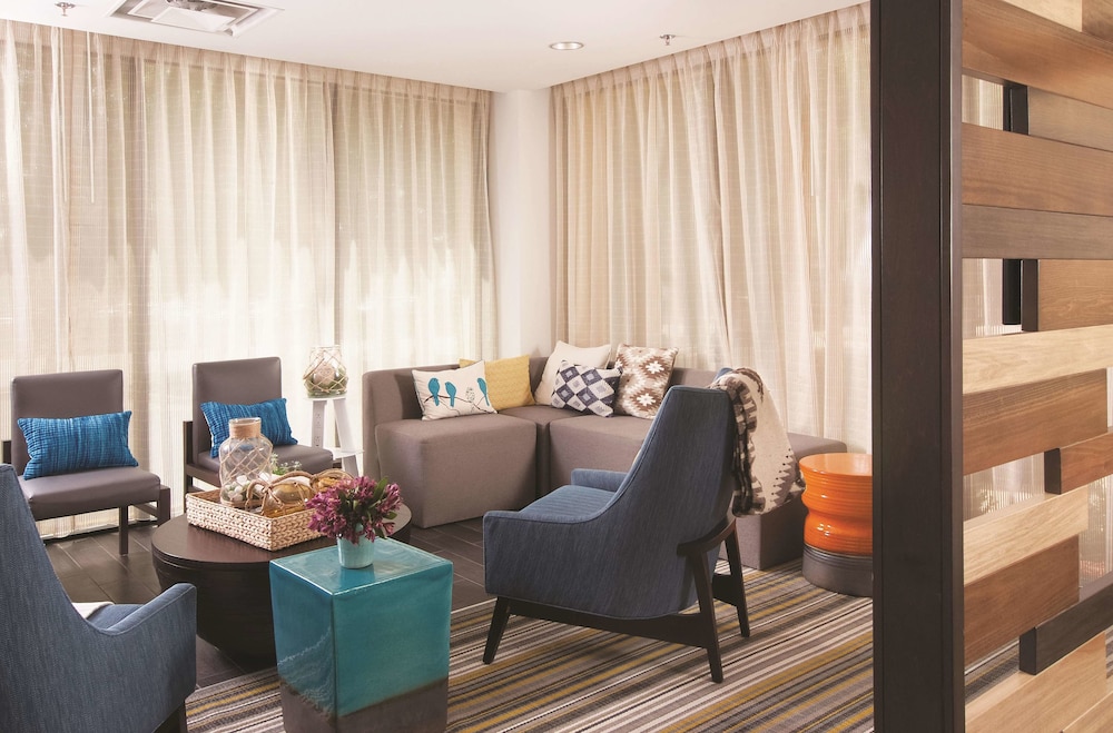 La Quinta Inn & Suites by Wyndham Atlanta Airport North 42/60