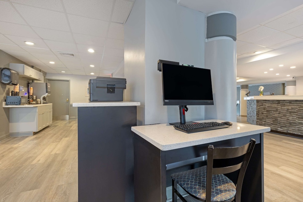 Clarion Hotel & Suites BWI Airport North 46/62