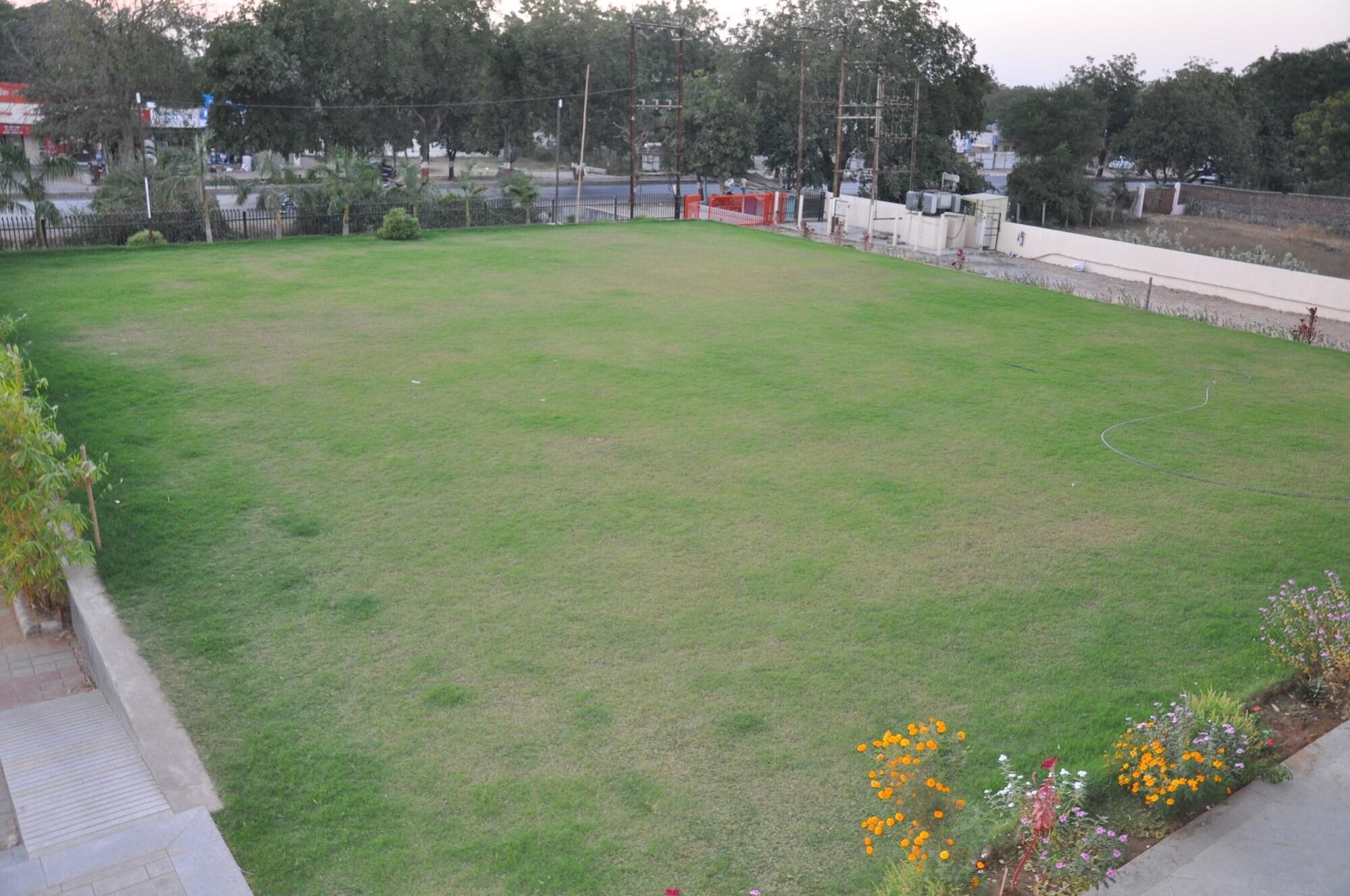 Pride Biznotel Manjusar (ex Mango Hotels Tansha Regal) 45/50