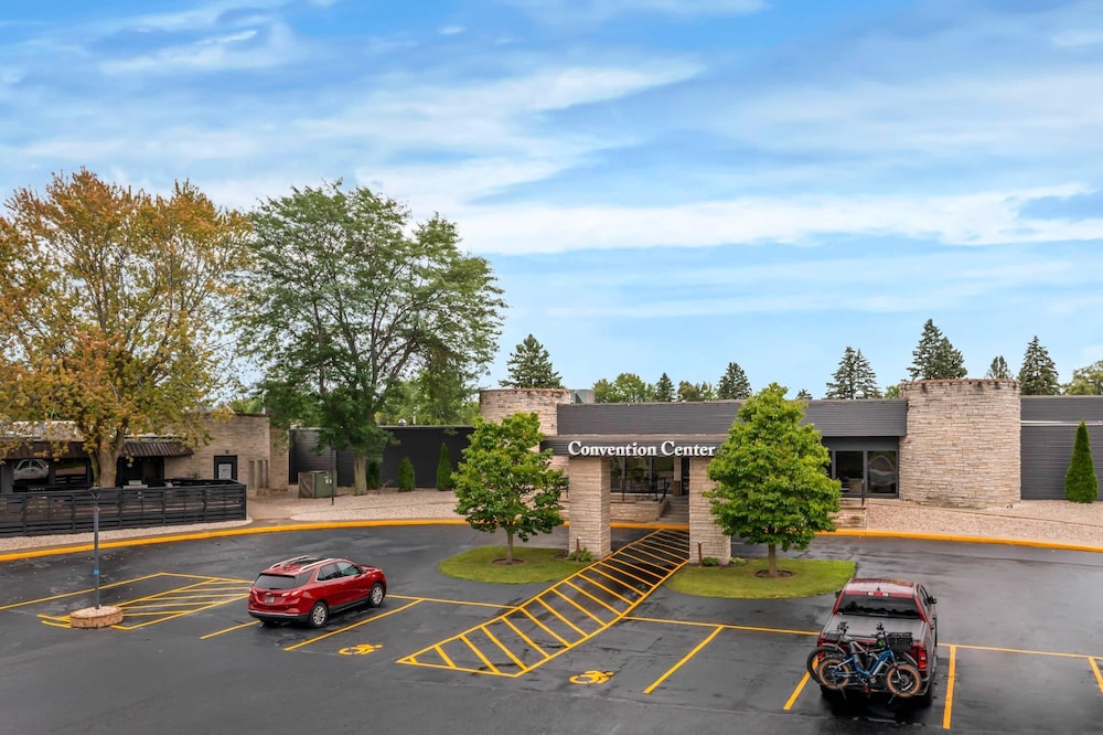 Fairway Inn and Suites Mishicot - Wi 43/50