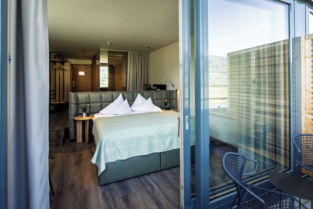 Panorama, Queen Bed, Glacier View