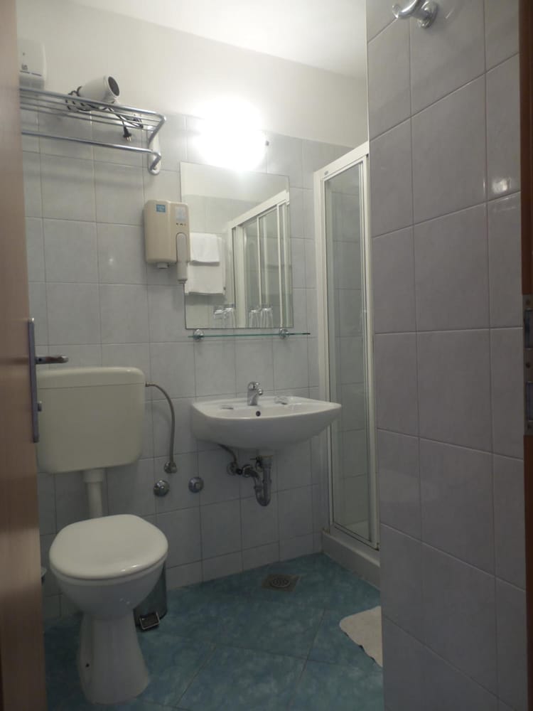 BRZET HOTEL OMIS 49/50