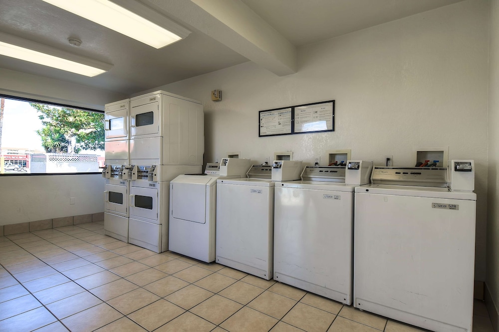 Motel6 Stanton, CA - Anaheim West 12/60
