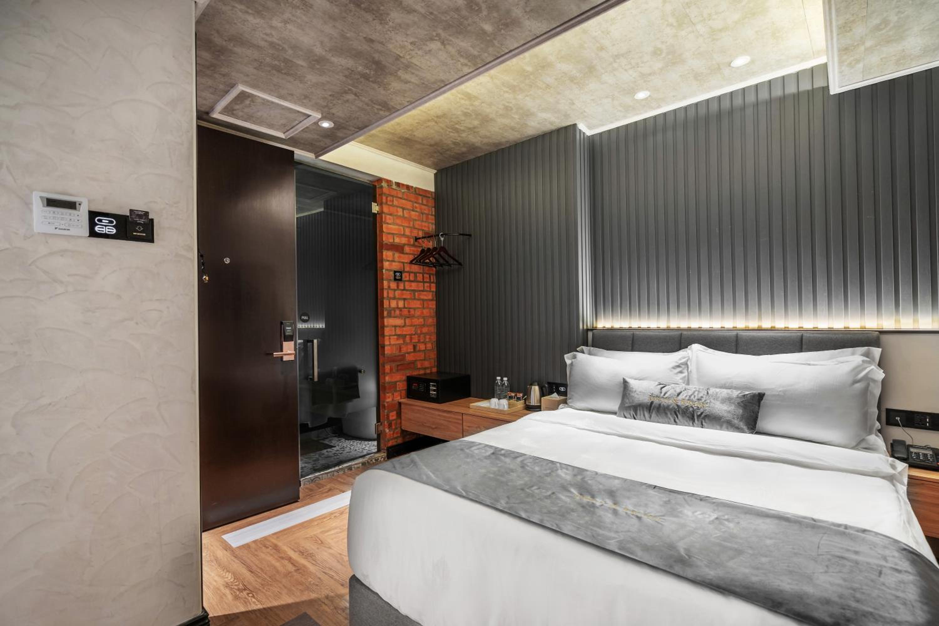 A&R Urban Hotel 12/50