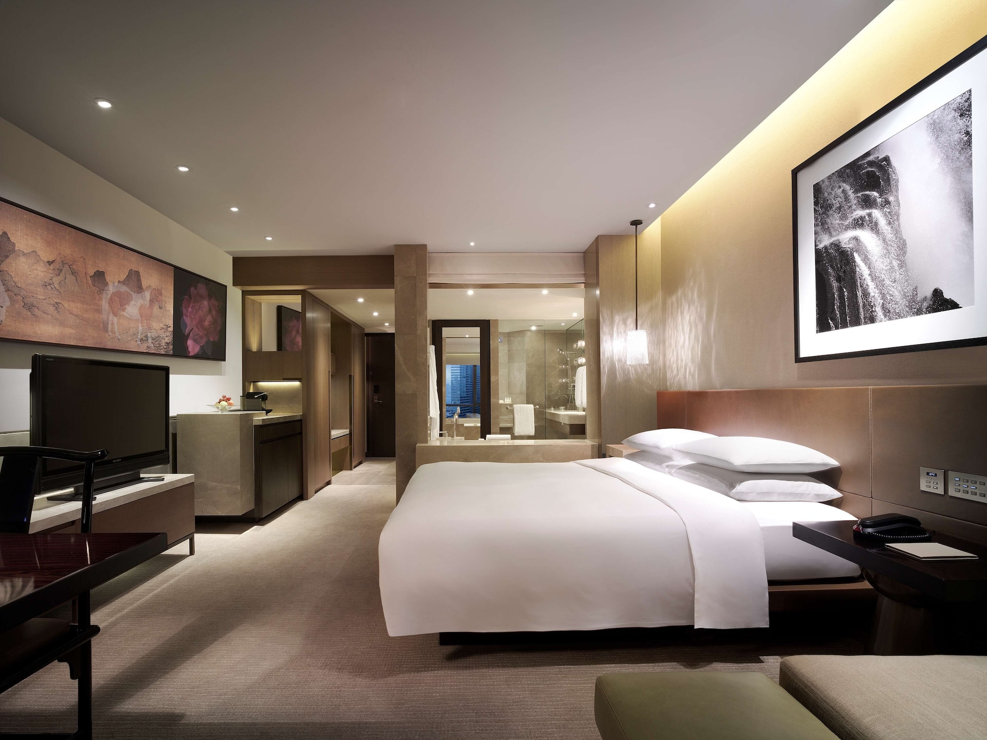 CLUB, KING BED