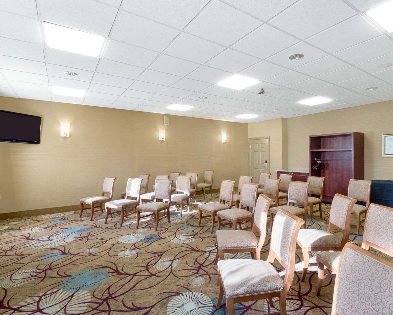 Comfort Inn & Suites Fayetteville-University Area 30/35