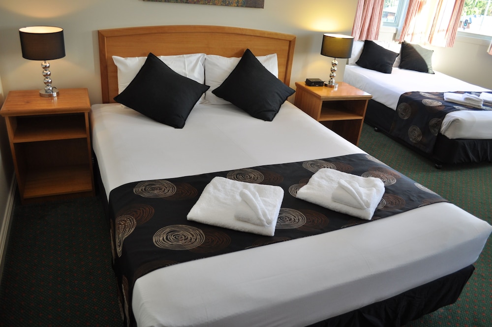 MEADOWBROOK HOTEL BRISBANE 10/40