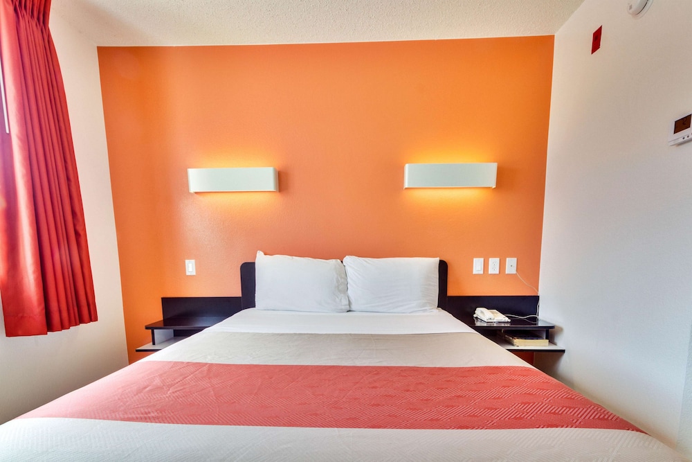 1 Full Bed - ADA/RI Shower/Premium/Micfridge