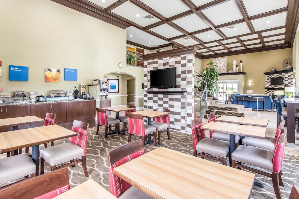 Comfort Inn & Suites Greenwood Near University 52/66