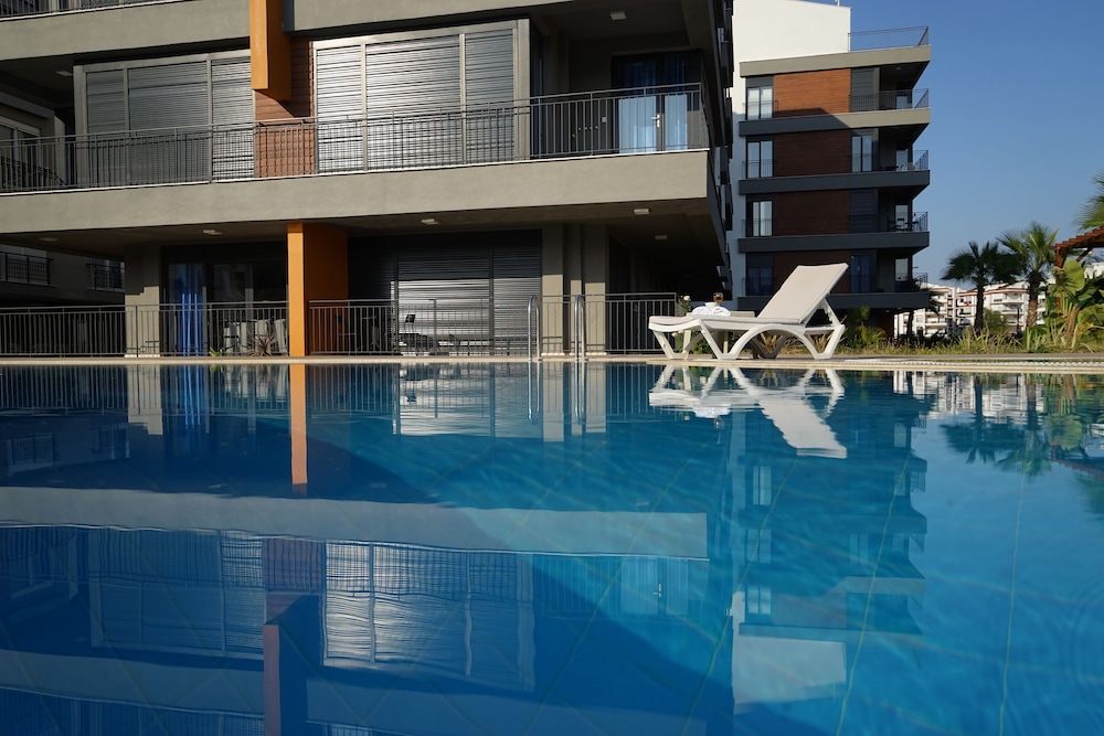 Mene Suites 3/33