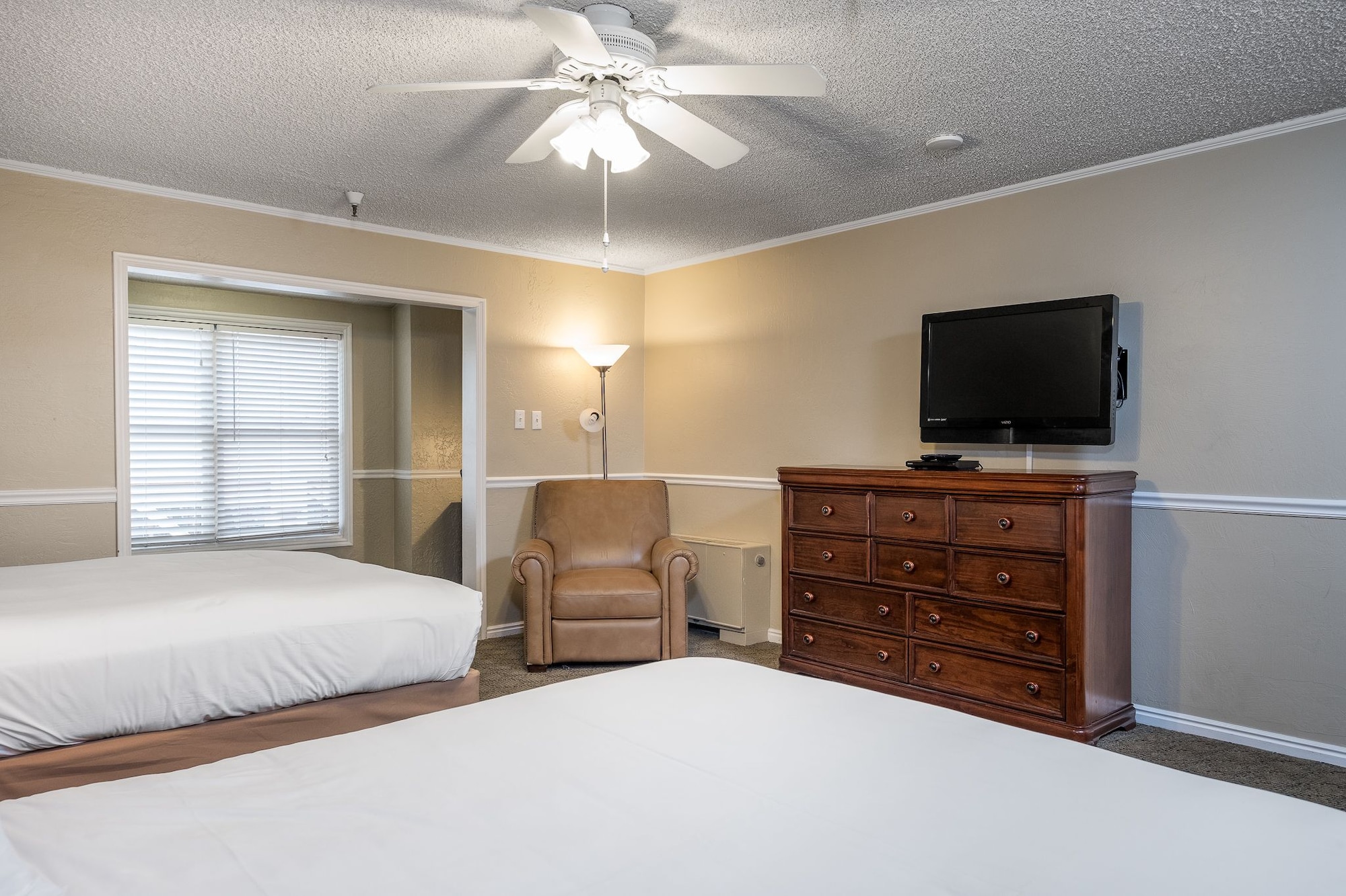 1 BEDROOM, SUITE, 2 BATHROOMS