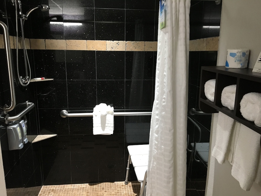 Days Inn & Suites By Wyndham Bonita Springs North Naples 26/28