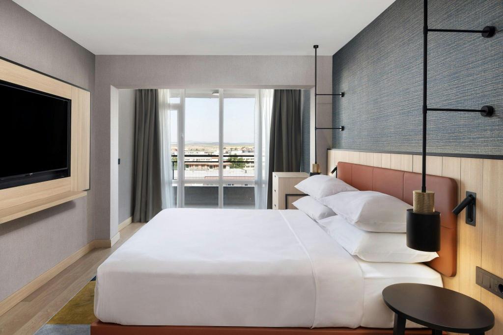 Suite, King Bed, Resort View, City View, Sofa, Balcony