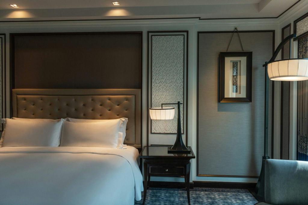 Royal, Guest Room, King Bed, Club Lounge Access, Club Level, THE ATHENEE HOTEL, A LUXURY COLLECTION HOTEL BANGKOK 3/7