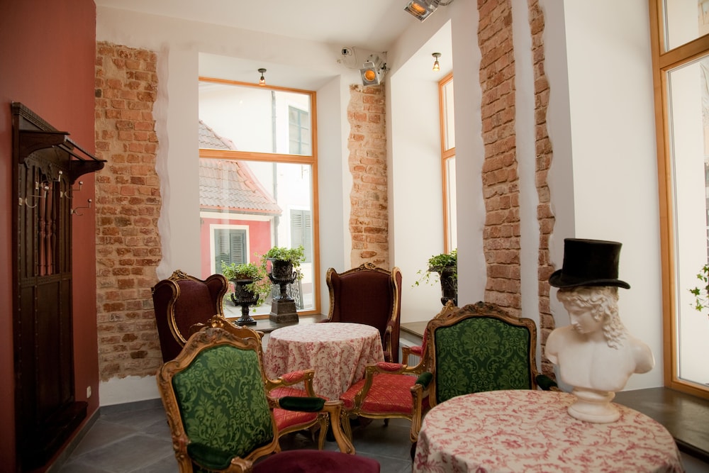 Justus Hotel 40/60