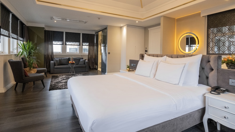 DELUXE, QUEEN BED, SEA VIEW