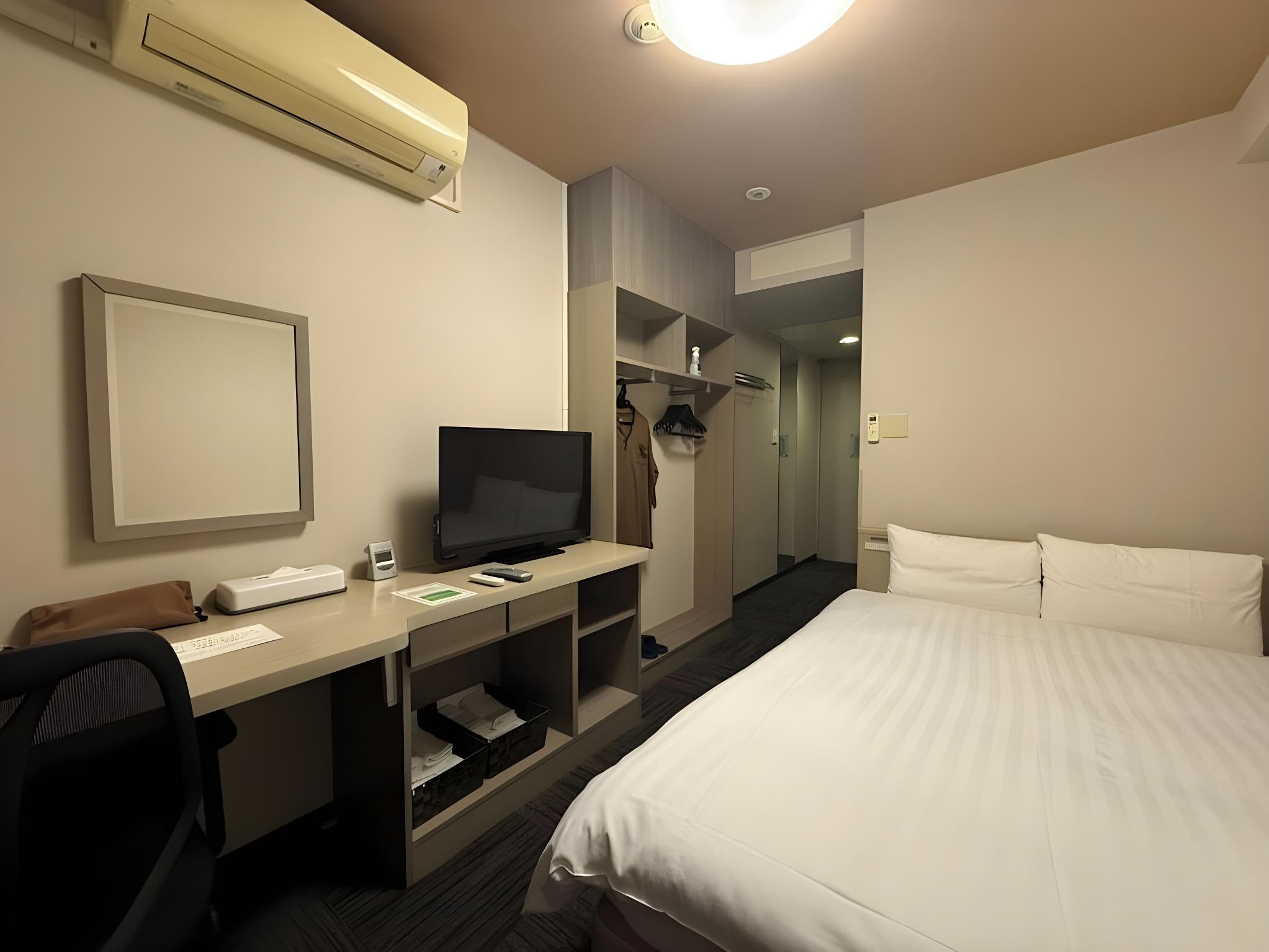 Room, Station Side