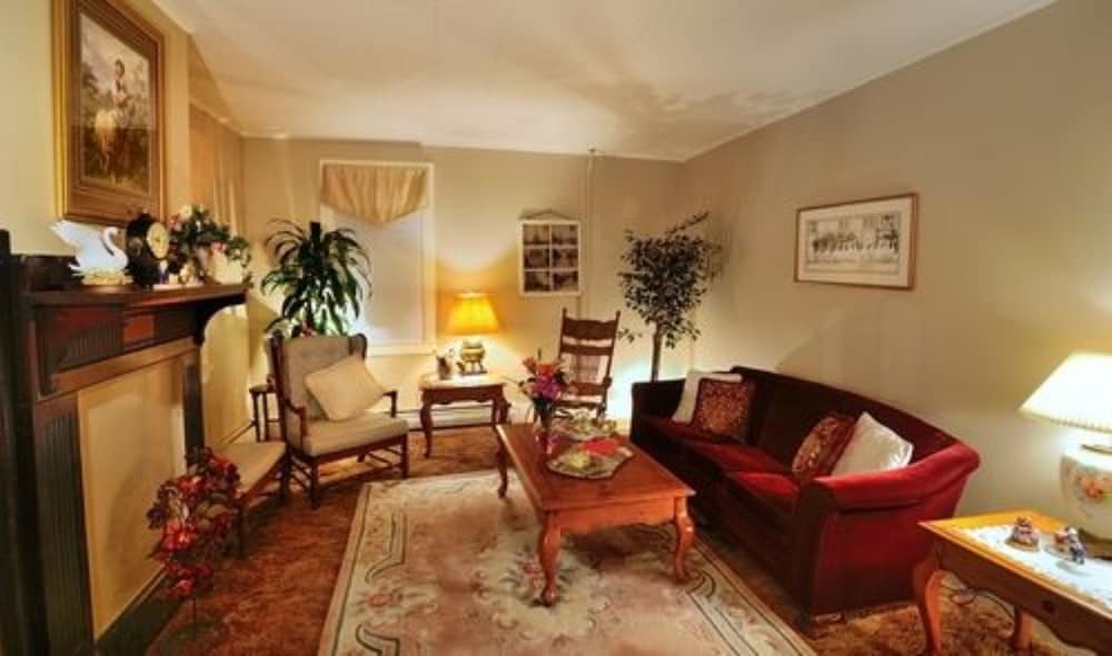 The Queen, A Victorian Bed and Breakfast 42/74