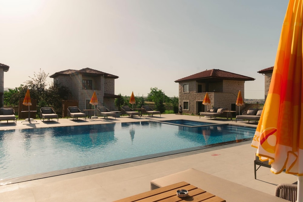 Elevres Stone House Hotel 65/67