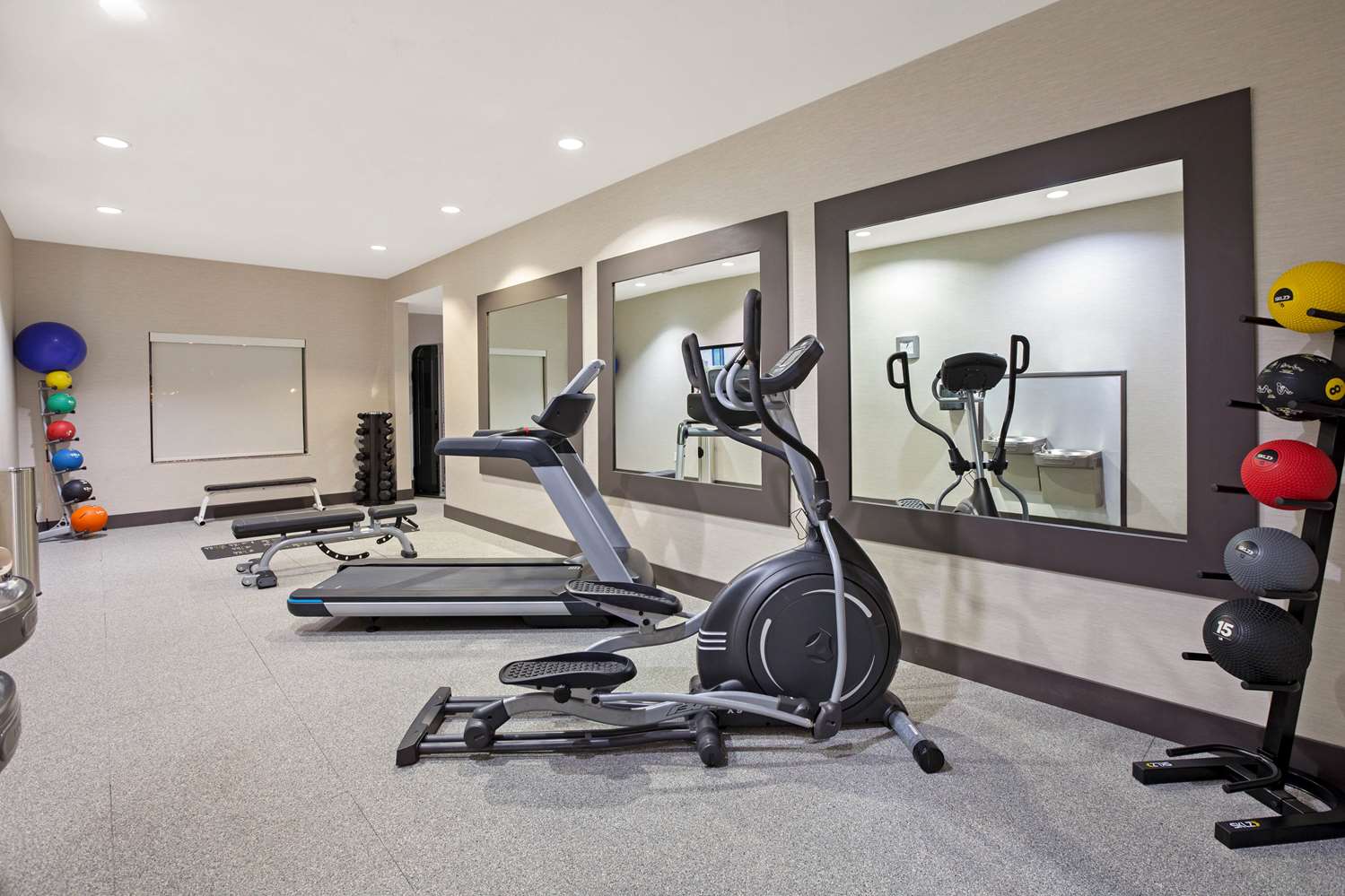 La Quinta Inn & Suites by Wyndham Pasadena North 13/30
