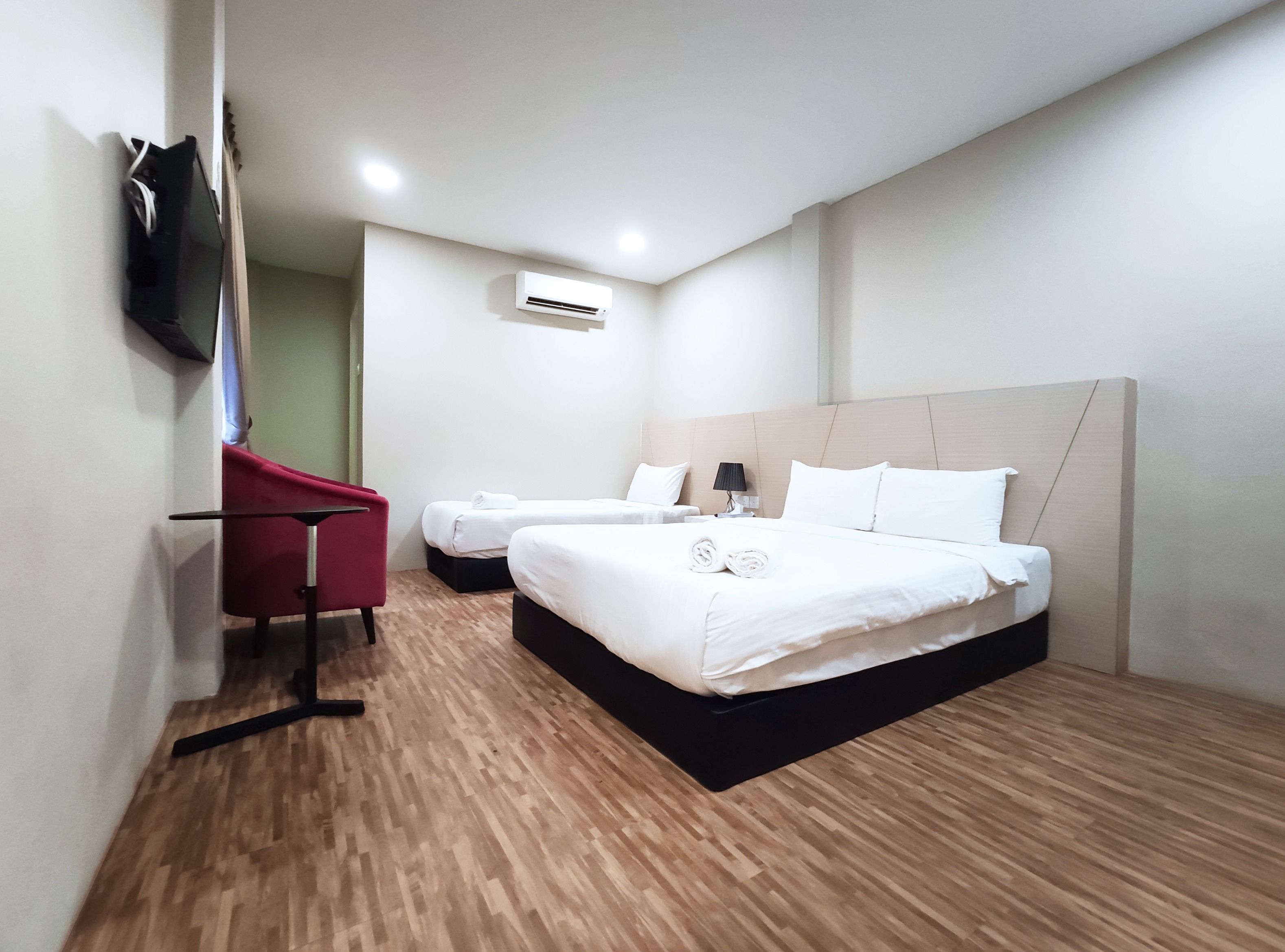 غرفة جونيور بسرير كوين وسرير فردي، Princess Hotel Pontian 2/4