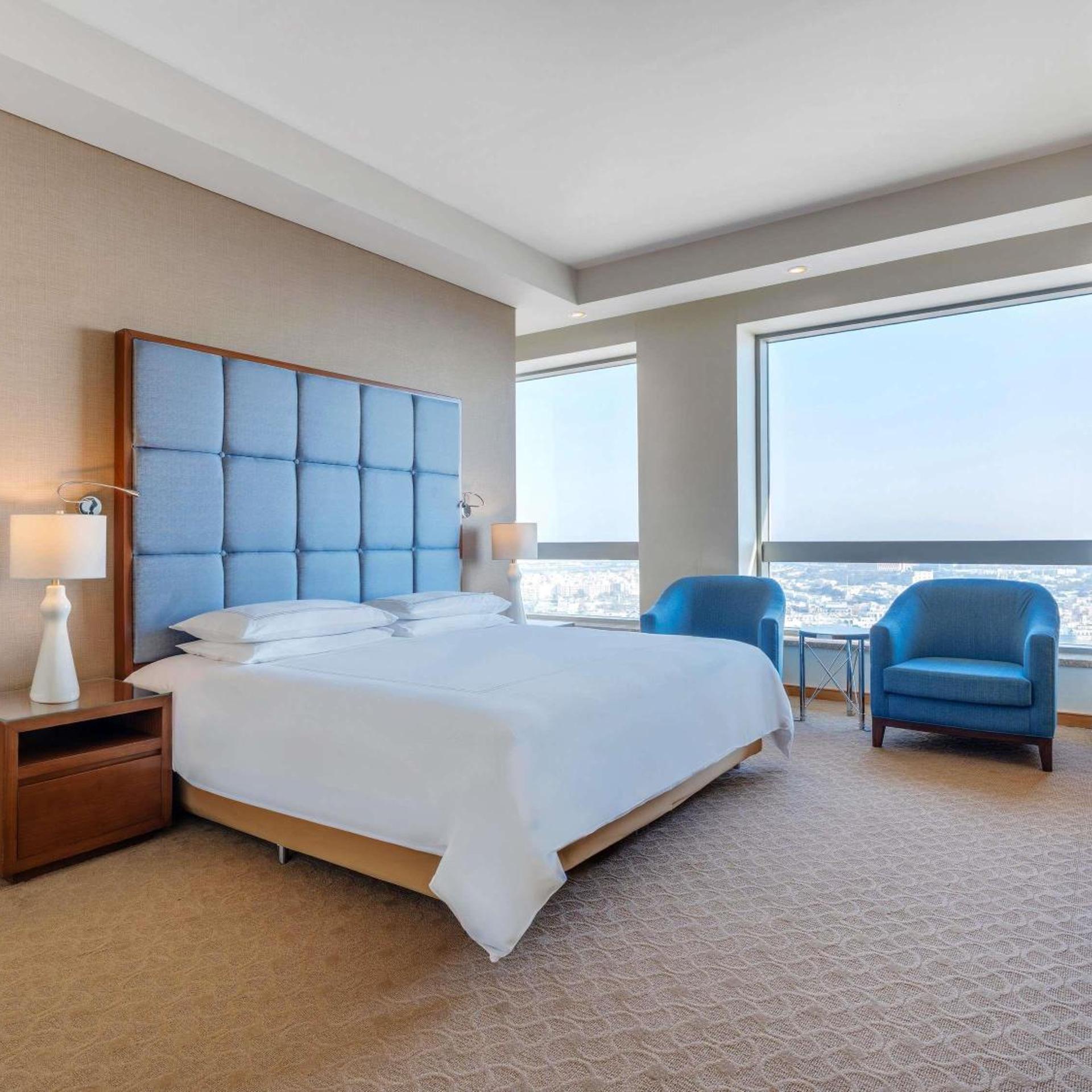 Suite, King Bed, City and Creek View, Corner
