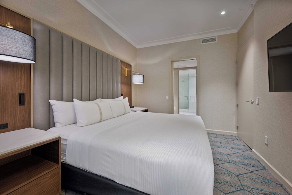 ROYAL, SUITE, KING BED