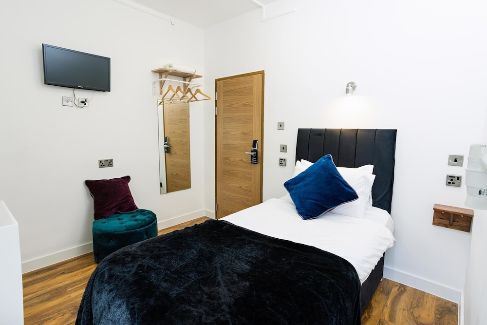 FENNERS HOTEL 16/32