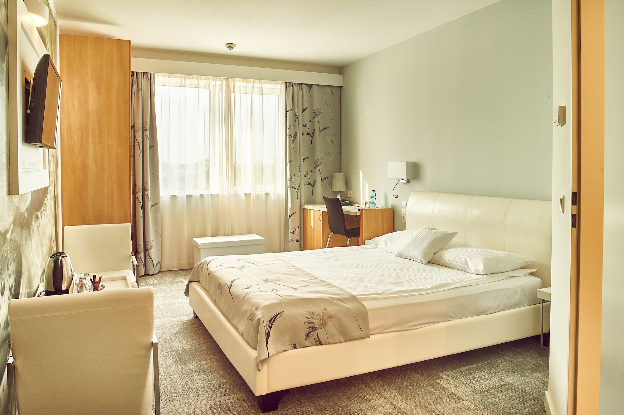 STANDARD, QUEEN BED