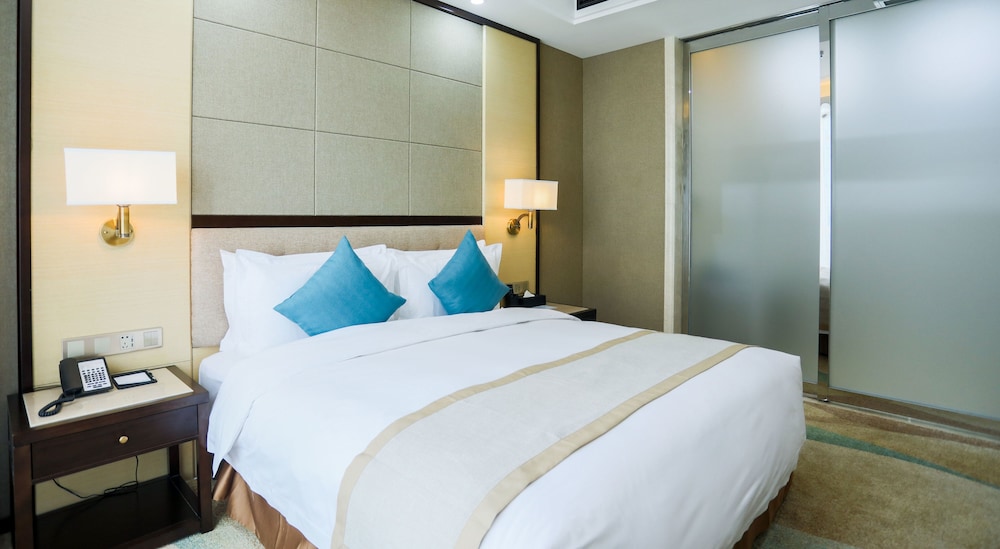 Hundred Hotel 18/60