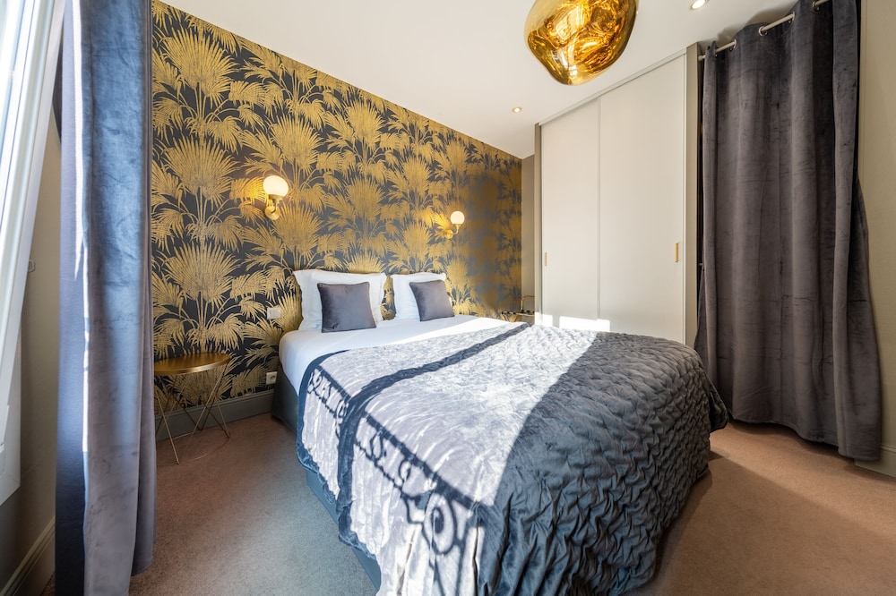 PRIVILEGE, QUEEN BED