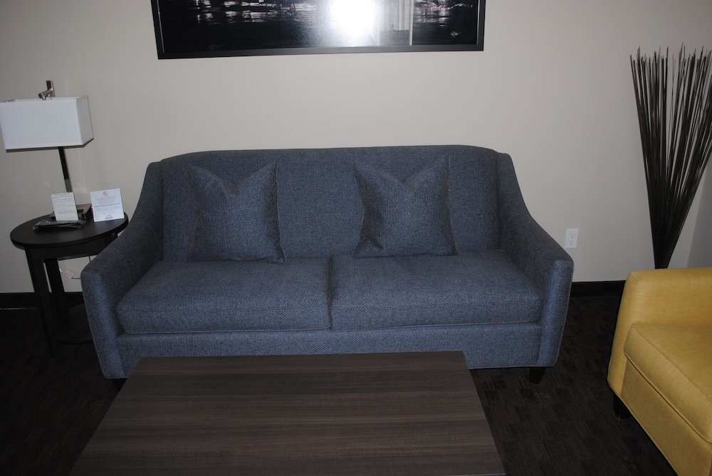 Days Inn & Suites By Wyndham Lindsay 30/43